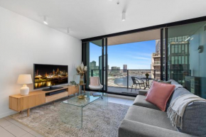 Chic 1-Bed with Harbour Views & Pool by Tram Line